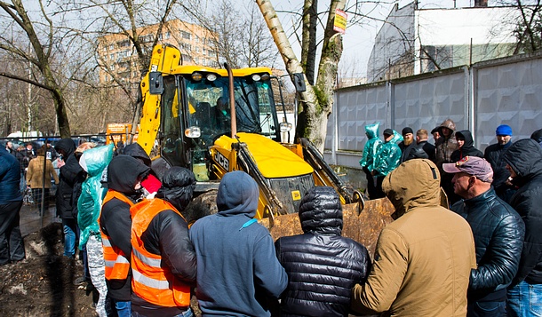 Глава Одинцовского района потребовал остановить строительство дома из-за конфликта застройщика с жителями