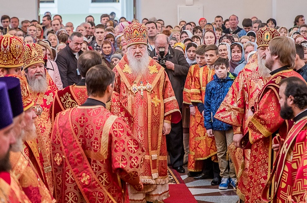 Митрополит Крутицкий и Коломенский Ювеналий провел богослужение в Георгиевском соборе города Одинцово