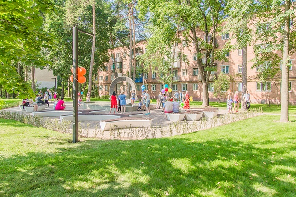 Сквер с фонтаном в поселке Горки-2, Август