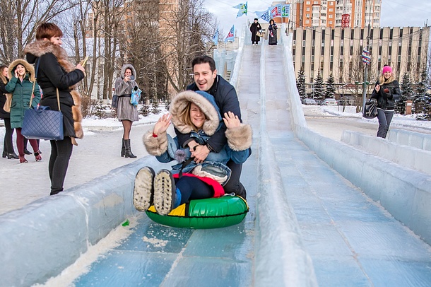 Антон и Виктория Макарские скатились с ледяных горок в Одинцово, Январь