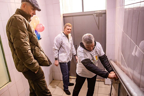 Андрей Иванов вместе с Дмитрием Голубковым осмотрели подъезды после ремонта в Заречье, Апрель
