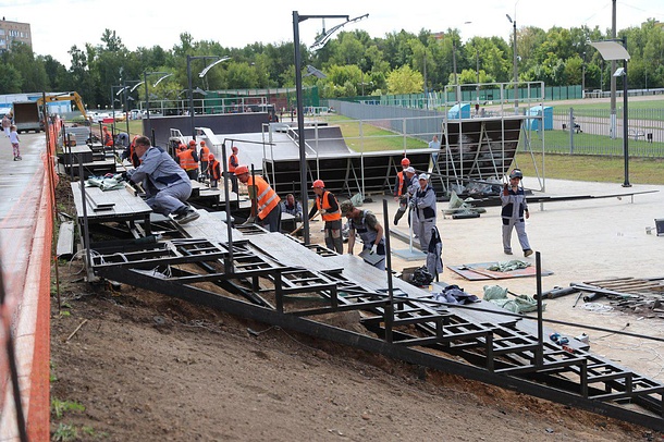 Одинцовские единороссы вместе с общественниками контролируют ход строительства спортплощадок в центре города, Август