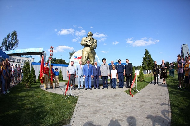 Памятник герою-летчику Валерию Чкалову установили в поселке Старый городок, Август