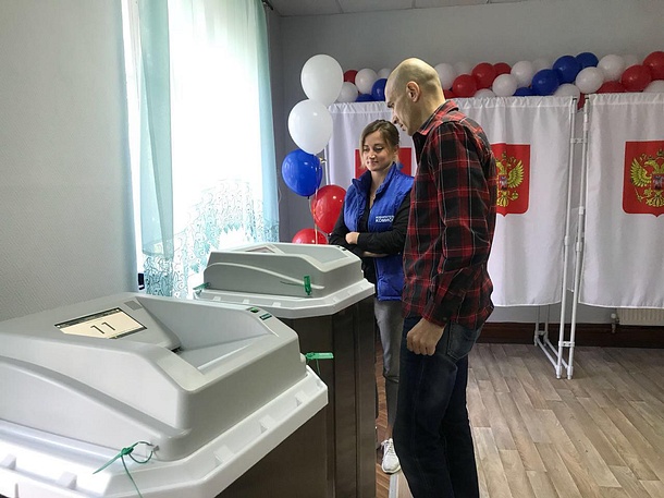 Депутат Мособлдумы Дмитрий Голубков проголосовал в Усовской начальной школе, Сентябрь
