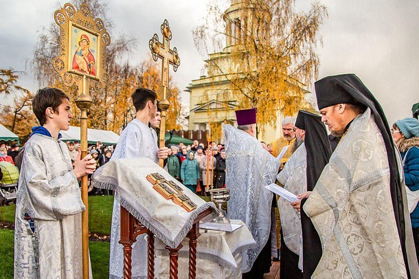 Торжественное открытие и освещение Поклонного креста состоялось в Ершово, Октябрь