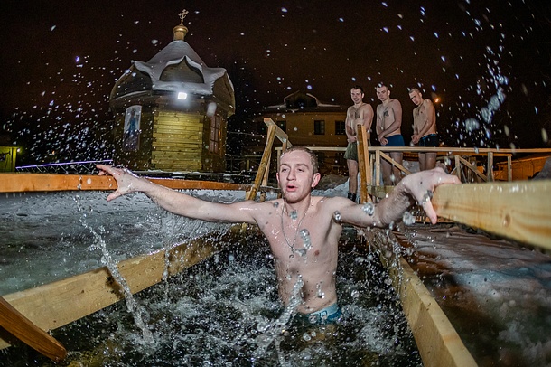 Порядка 3000 жителей Одинцовского района приняли участие в крещенских купаниях, Январь