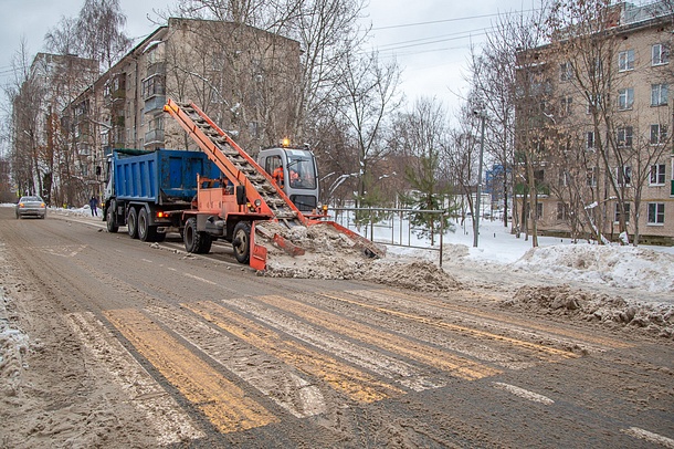 Более 160 единиц спецтехники задействовали в уборке снега во дворах и на дорогах Одинцовского района, Январь
