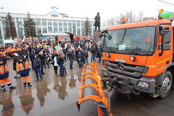 Андрей Иванов дал старт весеннему параду коммунальной техники, Андрей Иванов дал старт весеннему параду коммунальной техники