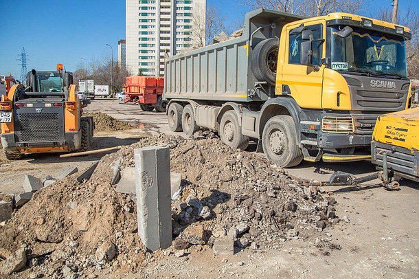 Дорожники приступили к замене бордюрного камня вдоль автомобильных дорог Одинцово, Апрель