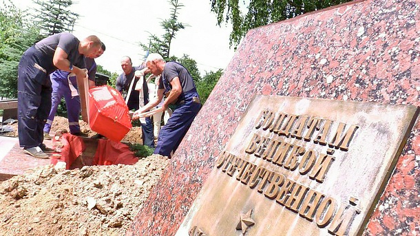Останки советского солдата захоронили в братской могиле в Одинцово, Июнь