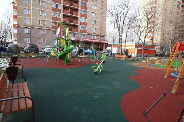 Андрей Иванов проверил качество благоустройства двора по улице Советская в Голицыно, Декабрь