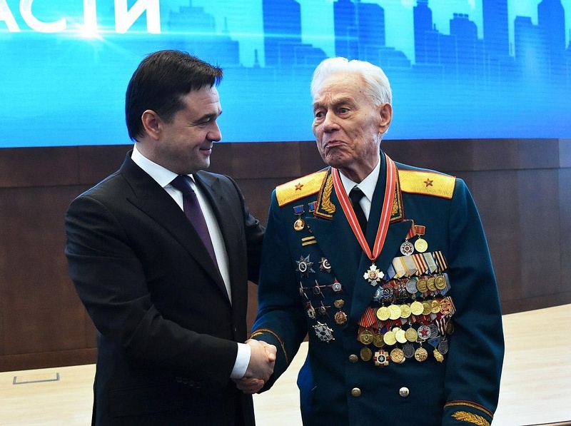 Ветеран Великой Отечественной Виктор Михайлов принимает поздравления с днём рождения, Июнь