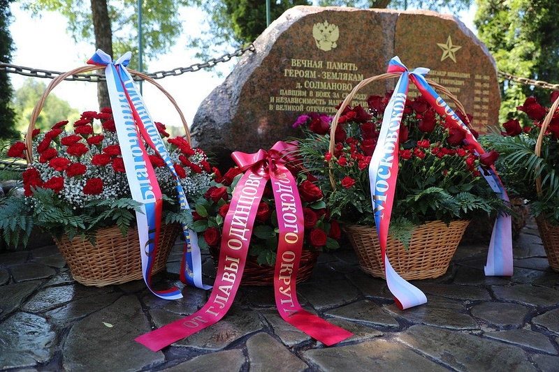 Андрей Иванов почтил память воинов, возложив цветы к мемориалу в Солманово, Июнь