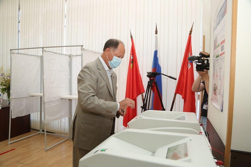 На участке в Барвихе проголосовал член комитета Совета Федерации по социальной политике Виктор Абрамов, Июль