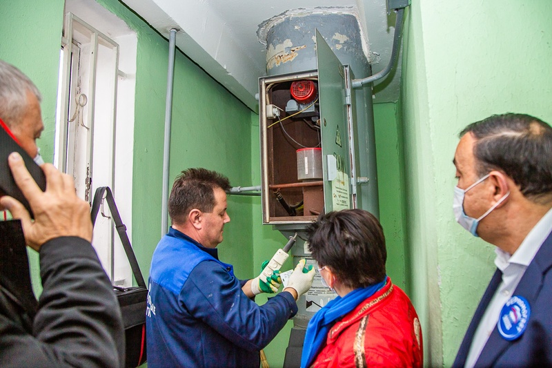 Одинцовские партийцы проверили качество санитарной обработки подъездов на улице Говорова, Октябрь