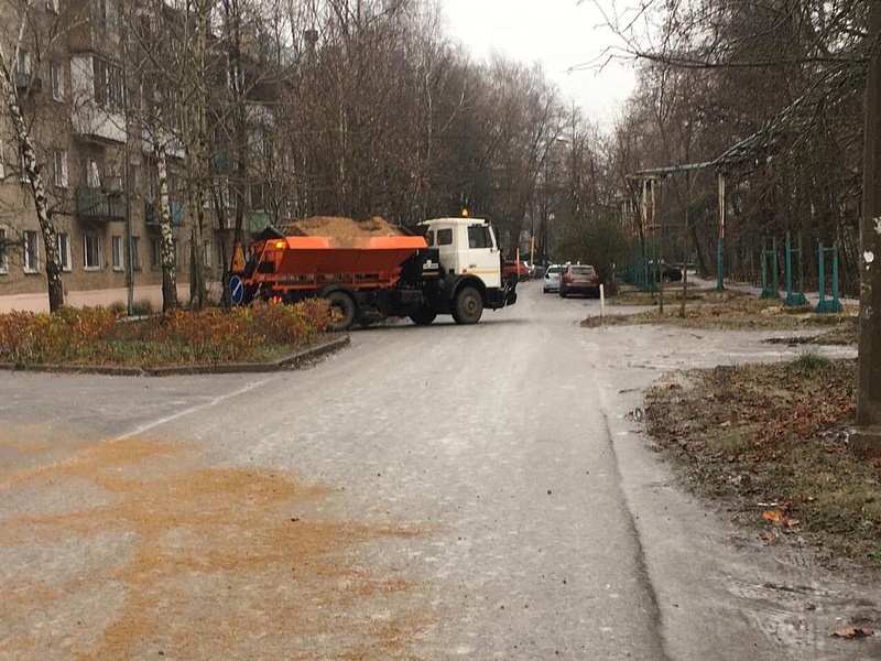 Более 1000 сотрудников и 100 единиц техники вышли на уборку снега и наледи в Одинцовском округе, Более 1000 сотрудников и 100 единиц техники вышли на уборку снега и наледи в Одинцовском округе