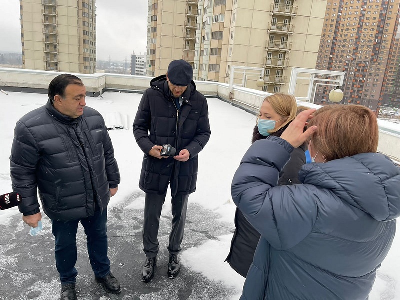 Дмитрий Голубков и Лариса Лазутина проверили качество ремонта крыши в Одинцовской школе № 16, Ноябрь