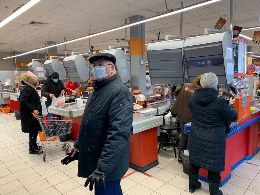 Активисты одинцовского отделения партии «Единая Россия» проверили, как соблюдаются меры санитарной безопасности в 4 крупных супермаркетах на Можайском шоссе в Одинцово, Декабрь