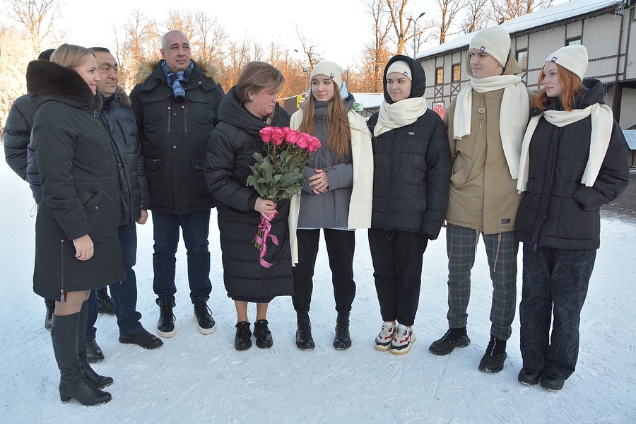 Активисты «Российского движения школьников» дарили цветы и памятные презенты, Декабрь