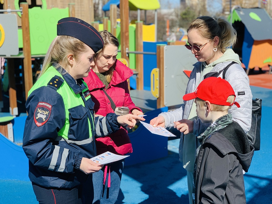 Сотрудники Одинцовской Госавтоинспекции провели беседы на детской игровой площадке, Апрель