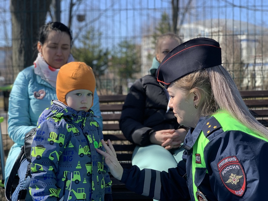Сотрудники Одинцовской Госавтоинспекции провели беседы на детской игровой площадке, Апрель