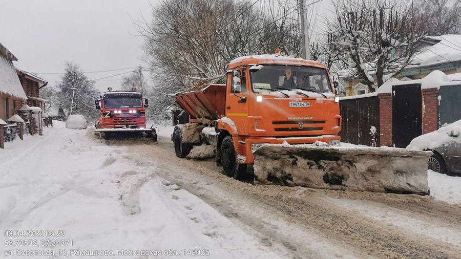 Более 120 единиц техники убирают дворы и проезды Одинцовского округа от снега, Апрель
