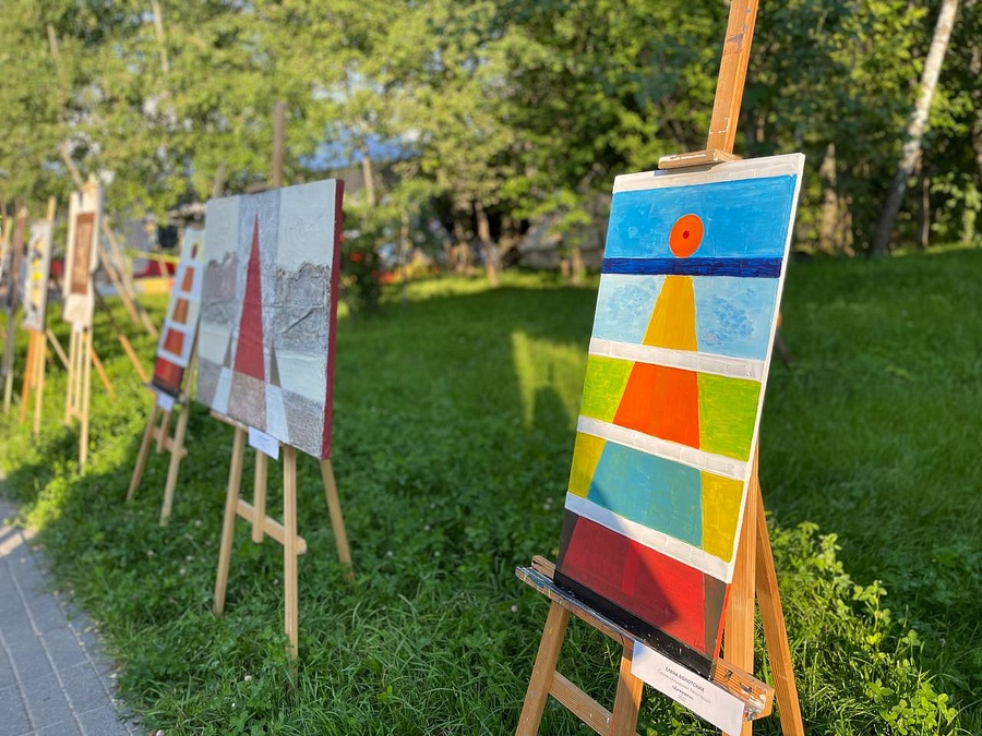 Выставка картин и арт-объектов в стиле авангард от современных художников, В парке Малевича прошла акция «Ночь в парке»