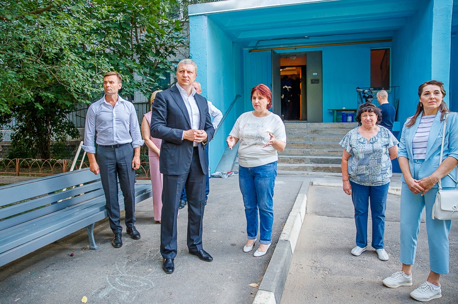 Глава Одинцовского округа проверил качество ремонта подъездов в Часцах, Август