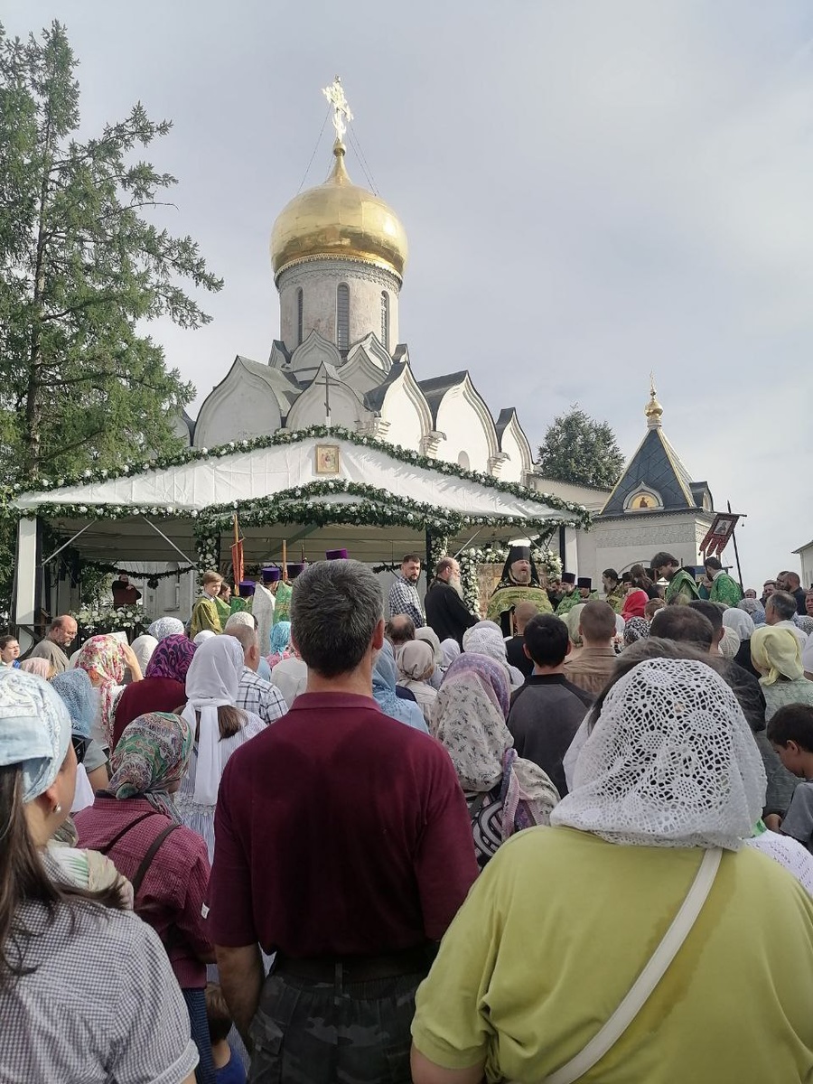 Божественная литургия в самый день праздника состоялась под открытым небом на Соборной площади Саввино-Сторожевского монастыря, Август