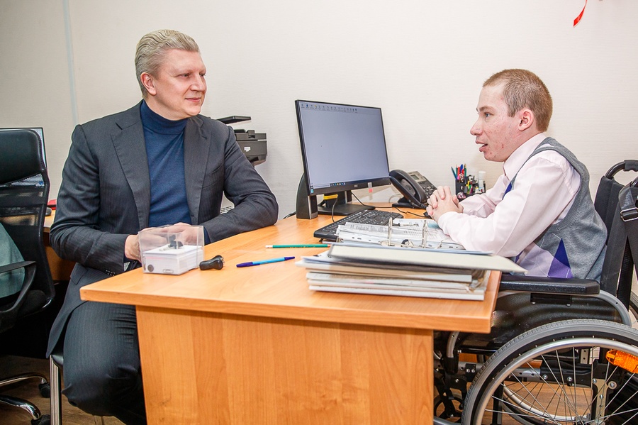 Также глава округа встретился с инвалидом-колясочником Дмитрием Хотяновичем, который теперь работает в юридическом отделе, Декабрь
