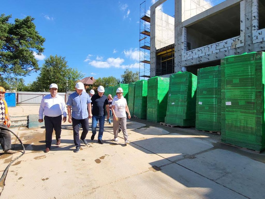 Лариса Лазутина проверила строительную готовность школы на 550 учеников в Горках-2, Август