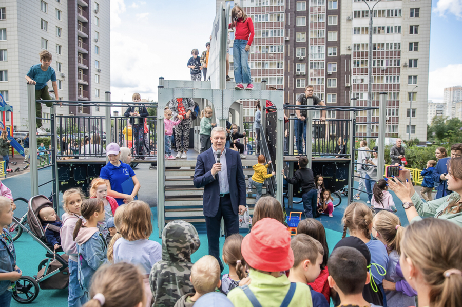 Глава Одинцовского округа открыл детскую площадку в 9-м микрорайоне города Одинцово
