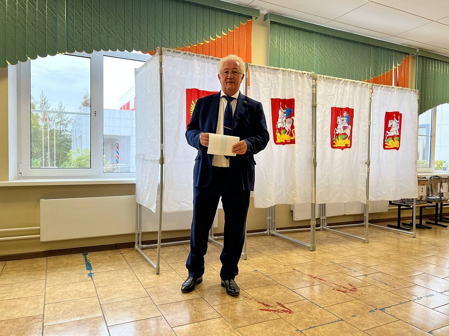 Вячеслав Киреев проголосовал на участке в Барвихинской средней школе, Сентябрь