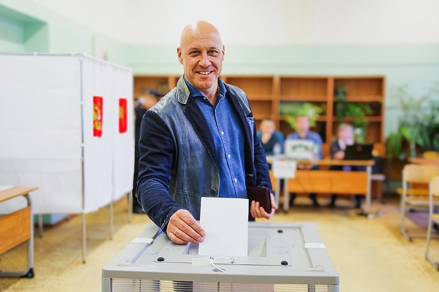 На избирательном участке в одинцовской Гимназии № 14 проголосовал депутат Госдумы Денис Майданов, Сентябрь