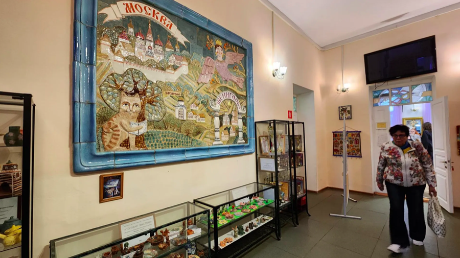 На избирательном участке в Звенигороде гостей встречает уникальная картина сказочного Подмосковья из керамики, Сентябрь