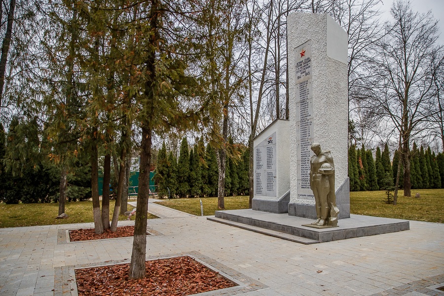 В Жуковке благоустроили сквер у Памятника-обелиска погибшим землякам, Ноябрь