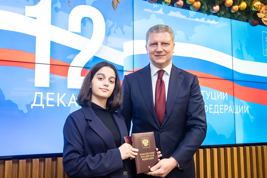 s, Андрей Иванов вручил первые паспорта 20 юным жителям Одинцовского округа