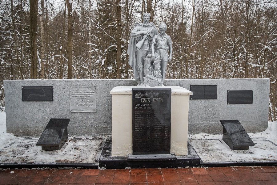 VLR s 2, Андрей Иванов осмотрел территорию воинского мемориала на Ратехинском шоссе в Звенигороде