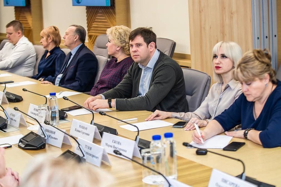 Глава Одинцовского округа Андрей Иванов обсудил меры поддержки педагогов с директорами окружных школ