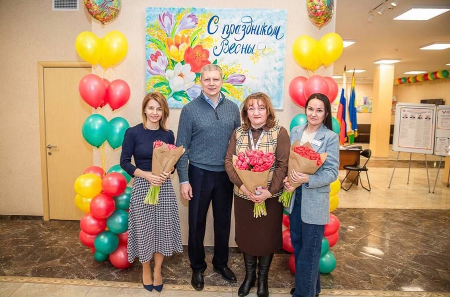 В Международный женский день глава Одинцовского округа поздравил женщин, работающих 8 марта