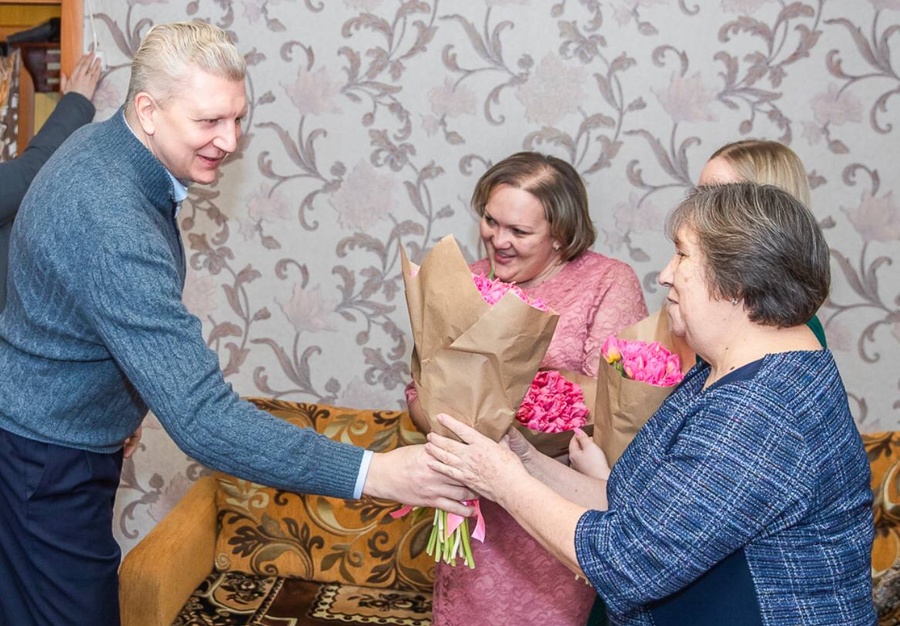 Андрей Иванов поздравил с международным женским днем семью участника СВО