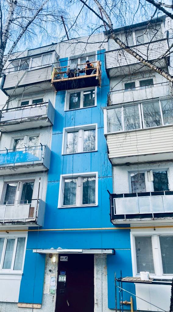 Капитальный ремонт фасада идёт в доме № 21 по улице городок Кубинка-10 в Одинцовском округе, Март