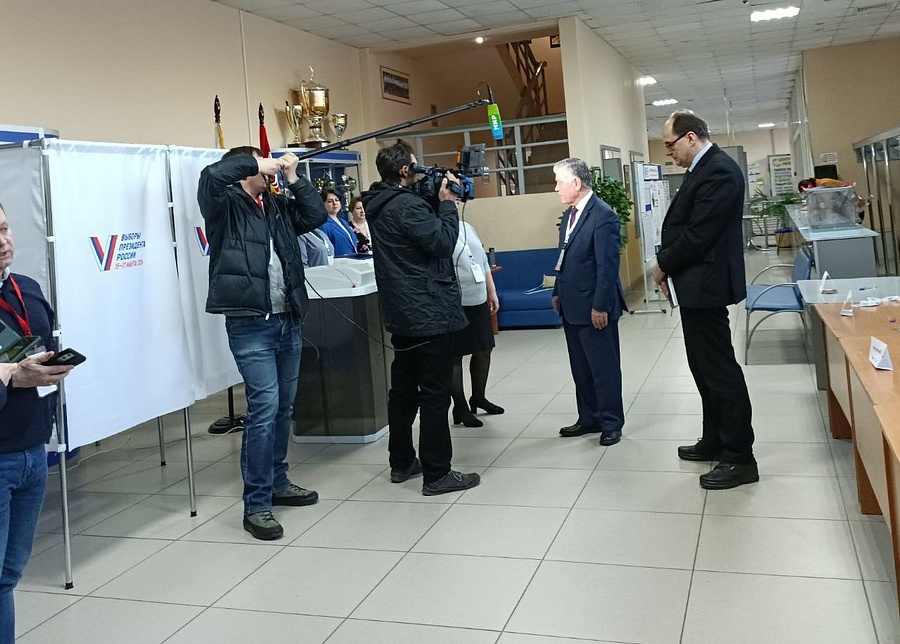Работу избирательных участков в Звенигороде проверили наблюдатели от стран СНГ, Март