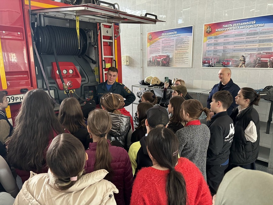 Спасатели Пожарно-спасательной части № 15 ГУ МЧС РФ провели экскурсию для учащихся Горковской школы