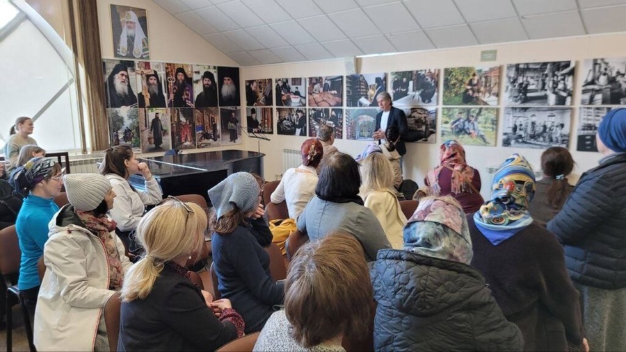 Выставка греческого фотохудожника Костаса Асимиса открылась в Приходском центре Гребневского храма, Апрель