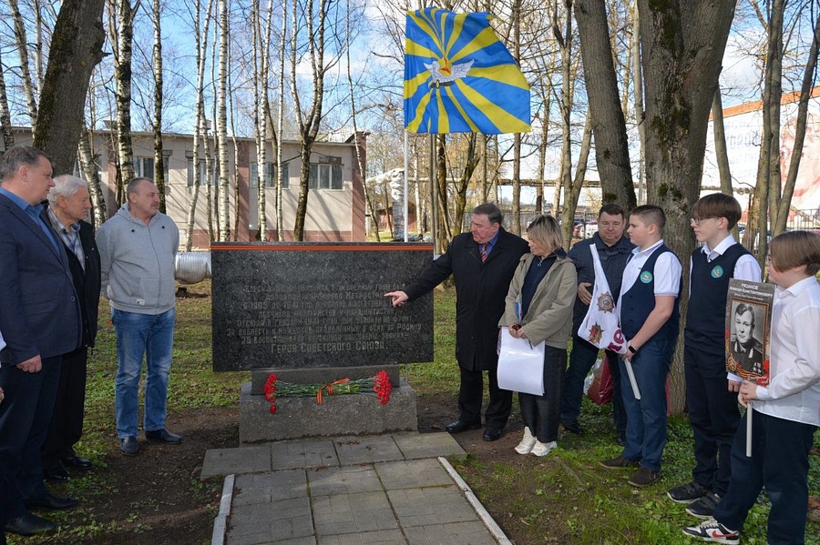 Ветераны Мосметростроя возложили цветы к памятному обелиску в Малых Вяземах Одинцовского округа