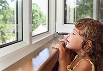 Защитите детей от выпадения из окна
