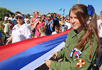 В День флага триколор объединил несколько тысяч жителей Подмосковья