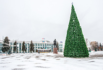 Новогоднюю ель высотой 18 метров установили в центре Одинцово