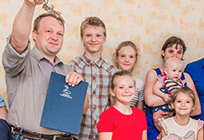 Многодетной семье Харченко из Голицыно вручили ключи от новой квартиры